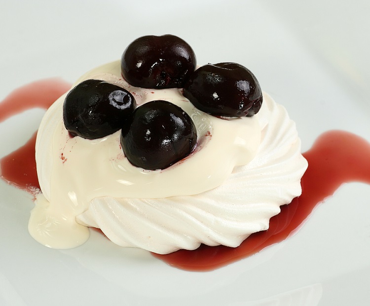 Petite Pavolva Puffs with Berries & “Crème”
