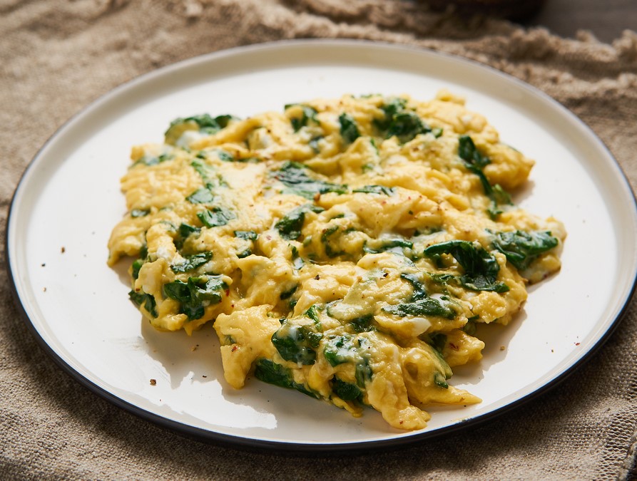 Keto scrambled eggs with spinach