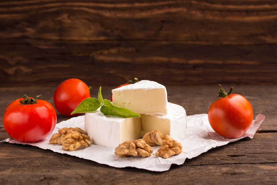 Keto Brie, walnuts & cherry tomatoes snack