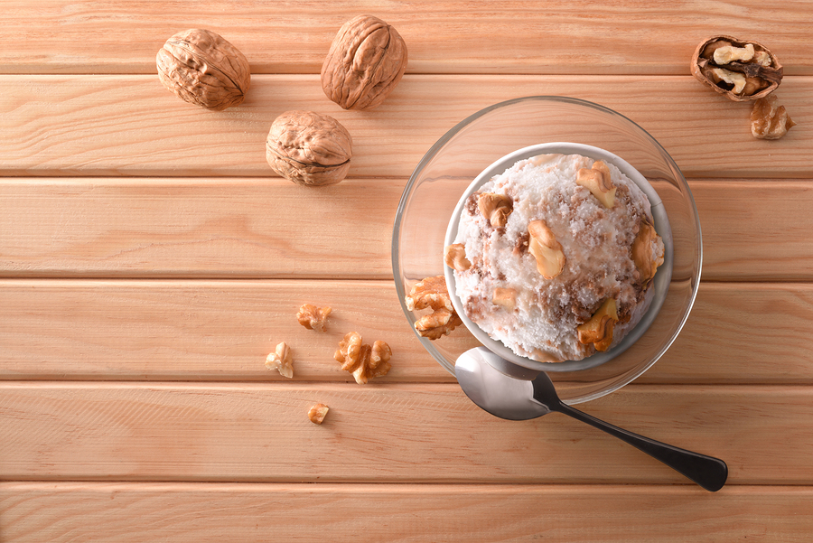 Keto greek yogurt with walnuts and cinnamon